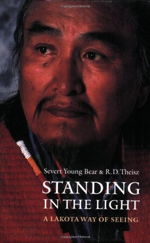 Standing in the Light A Lakota Way of Seeing N/A 9780803299122 Front Cover