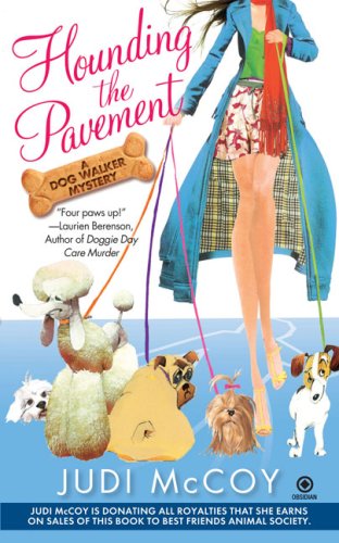 Hounding the Pavement A Dog Walker Mystery N/A 9780451226310 Front Cover