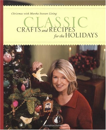 Classic Crafts and Recipes for the Holidays Christmas with Martha Stewart Living  2001 9780609808504 Front Cover
