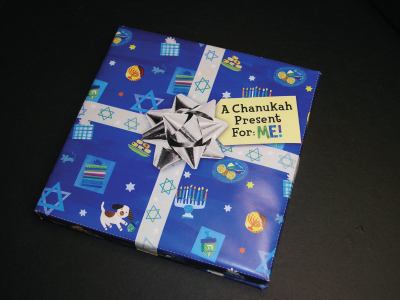 Chanukah Present for Me!  N/A 9780545148740 Front Cover