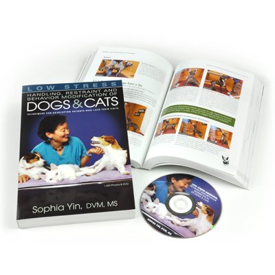 Low Stress Handling, Restraint and Behavior Modification of Dogs and Cats Techniques for Developing Patients Who Love Their Visits  2009 9780964151840 Front Cover