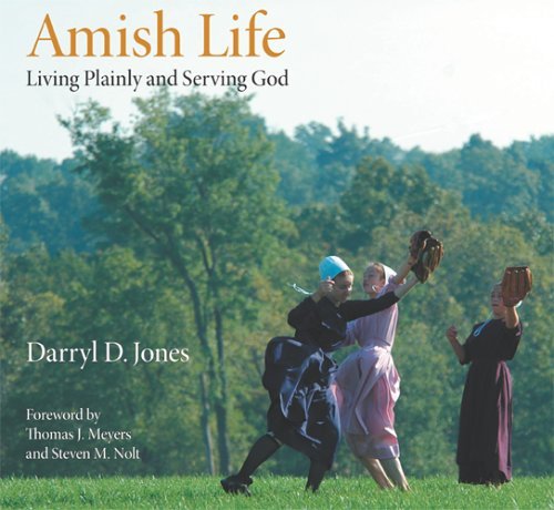 Amish Life Living Plainly and Serving God  2005 9780253345943 Front Cover